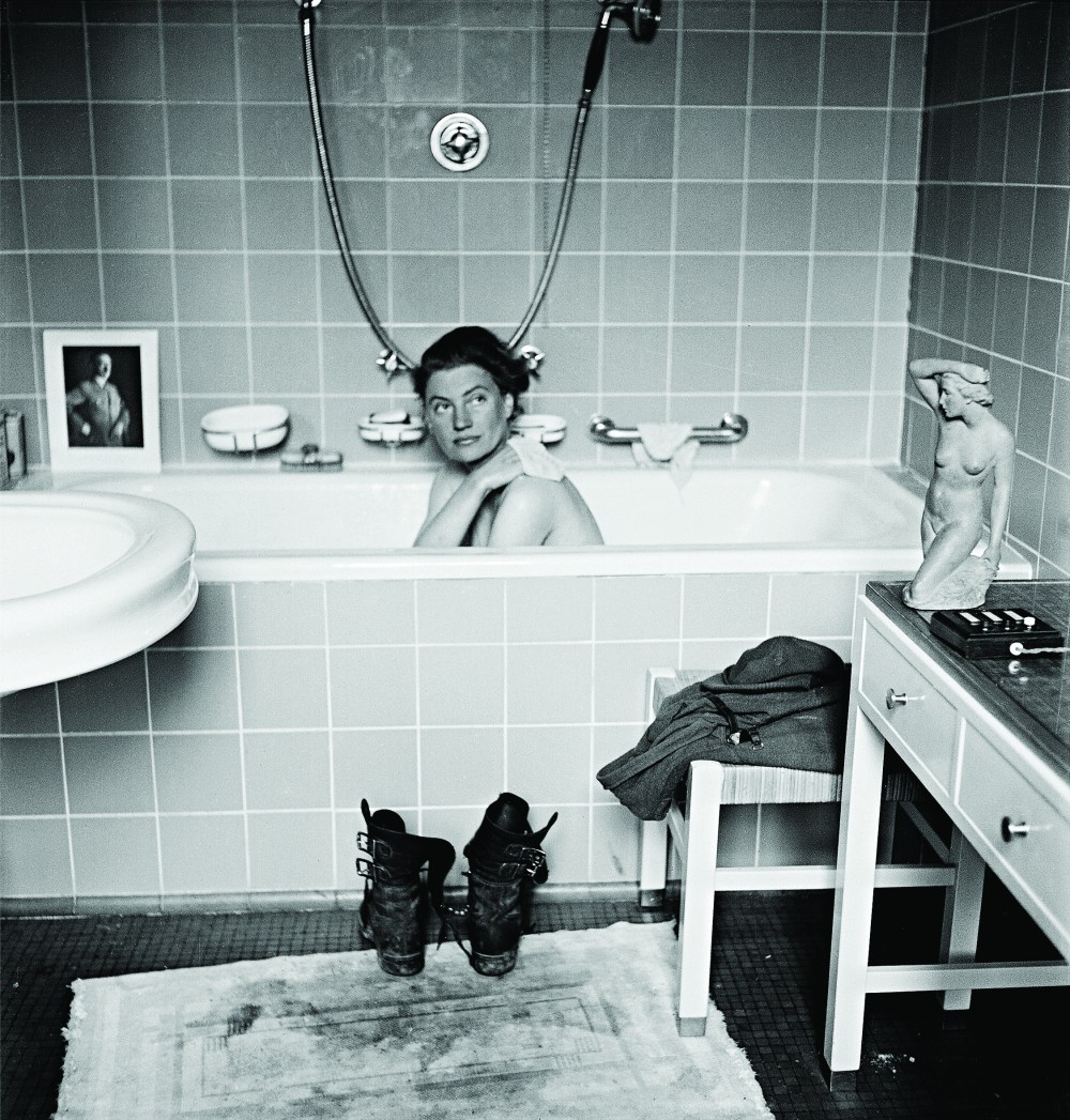 USE-AS-MAIN-Lee-Miller-in-Hitlers-bathtub-Hitlers-apartment-Munich-Germany-1945-By-Lee-Miller-with-David-E.-Scherman